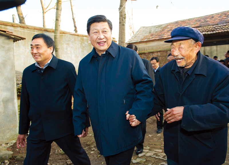 　2013年11月24日至28日，中共中央總書記、國家主席、中央軍委主席習近平在山東考察。 這是25日下午，習近平在地處沂蒙老區(qū)的臨沭縣曹莊鎮(zhèn)朱村親切地拉著83歲的“老支前”王克昌的手去他家看望。 新華社記者 謝環(huán)馳/攝