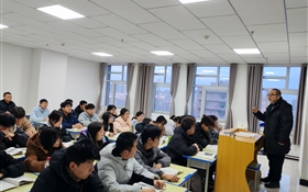 校長李海軍深入聯(lián)系班級、宿舍、課堂與學生談?chuàng)?、話成長